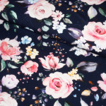 Bomuldsjersey med roser og små blomster i sarte pasteller på navyblå baggrund