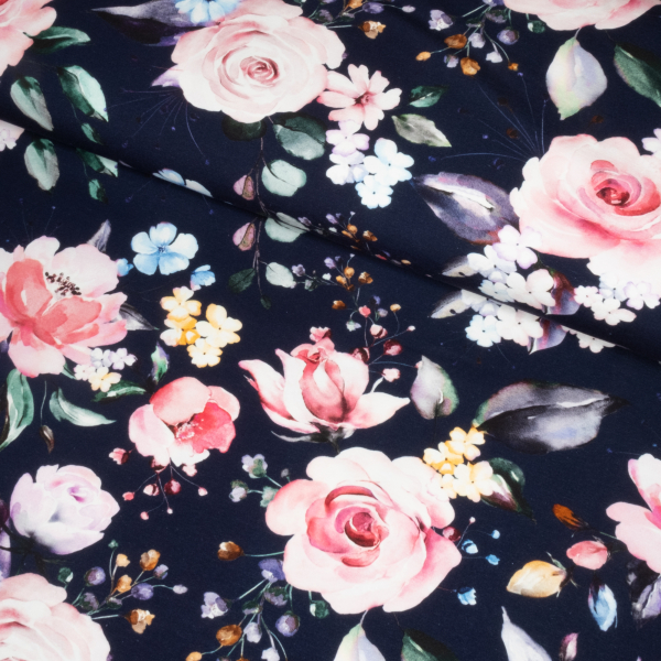 Bomuldsjersey med roser og små blomster i sarte pasteller på navyblå baggrund