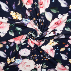 Bomuldsjersey med roser og små blomster i sarte pasteller - navyblå baggrund