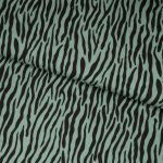 Fast viscose med sorte zebrastriber, der løber på langs, på grøn baggrund