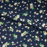 Fast viscose-twill med margueritter på navy baggrund