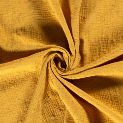 Double gauze (muslin) med sødt broderi af små blomster på okkergul baggrund
