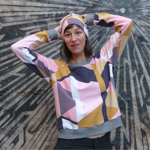 Billede af bluse med abstrakt mønster fra symønsteret Boxy Raglan fra Wardrobe By Me