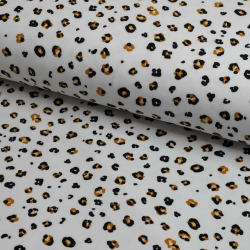 Økolgisk soft jogging med leopardprint i sort og beige på hvid baggrund