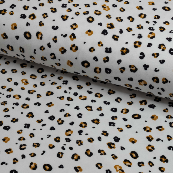 Økolgisk soft jogging med leopardprint i sort og beige på hvid baggrund