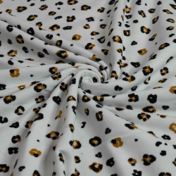 Økolgisk soft jogging med leopardprint i sort og beige på hvid baggrund