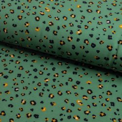 Økologisk soft jogging med leopardprint i sort og okker på grøn baggrund