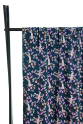 Fast viscose med hvide pumaer, der sidder på grene med lilla blade og lilla og hvide blomster vist draperet over stang og tættere på