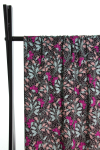 Fast viscose med små hvide prikker og blomster i lilla og blå toner på sort baggrund fra Atelier Jupe