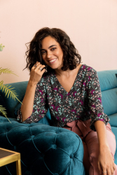 Fast viscose med små hvide prikker og blomster i lilla og blå toner på sort baggrund fra Atelier Jupe syet op i en bluse med v-hals