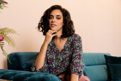 Fast viscose med små hvide prikker og blomster i lilla og blå toner på sort baggrund fra Atelier Jupe syet op i en bluse med v-hals og trekvartærmer