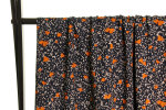 Fast viscose med hvide pletter og okkerfarvede hjerter på mørkeblå baggrund fra Atelier Jupe