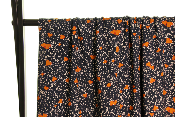 Fast viscose med hvide pletter og okkerfarvede hjerter på mørkeblå baggrund fra Atelier Jupe
