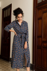 Fast viscose med hvide pletter og okkerfarvede hjerter på mørkeblå baggrund fra Atelier Jupe vist syet op som kjole med krave, bindebånd og knapper hele vejen ned foran