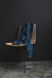 mind the MAKER, økologisk viscose-twill, circle around i farven Ocean med beige cirkler