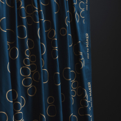 mind the MAKER, økologisk viscose-twill, circle around i farven Ocean med beige cirkler