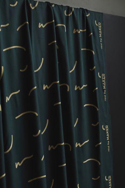 mind the MAKER, viscose-twill i Doodle Lines med tegnede streger i beige på flaskegrøn baggrund