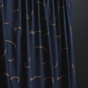 mind the MAKER, viscose-twill i Doodle Lines med tegnede streger i beige på marineblå baggrund