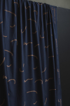 mind the MAKER, viscose-twill i Doodle Lines med tegnede streger i beige på marineblå baggrund