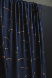 mind the MAKER, viscose-twill i Doodle Lines med tegnede streger i beige på marineblå baggrund