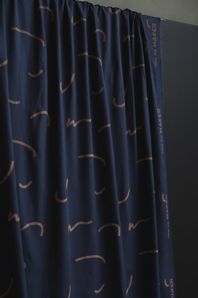 mind the MAKER, viscose-twill i Doodle Lines med tegnede streger i beige på marineblå baggrund