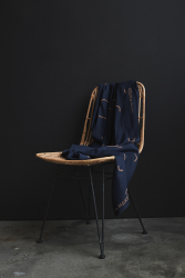 mind the MAKER, viscose-twill i Doodle Lines med tegnede streger i beige på marineblå baggrund