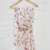 mind the MAKER, viscose-twill i Stalks med enkelt blomsterprint i rust på råhvid baggrund