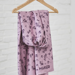 mind the MAKER, viscose-twill i Stalks med enkelt blomsterprint i mørk lilla på lys lilla baggrund