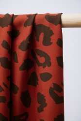 mind the MAKER, viscose-twill i Urban Leo med leopardprint i støvet brun på mørk orange baggrund