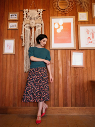 Fast viscose med små blomster i navy fra Atelier Jupe syet op i en nederdel