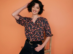 Fast viscose med små blomster i navy fra Atelier Jupe syet op i en bluse