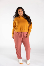 Sennepsgul hættetrøje i plus size. 
