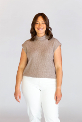 Beige ribbet top med rullekrave. Ses forfra. 