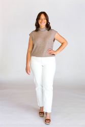 Beige top med rullekrave. Ses forfra. 
