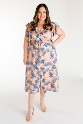 Midikjole med kort ærme i plus size. Ses forfra.