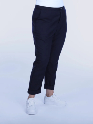 Person iført sorte bukser og hvide sneakers står på en hvid baggrund.