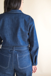 Nærbillede af keddeldragt med mange fine detaljer set bagfra