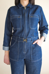 Nærbillede af keddeldragt med mange fine detaljer set forfra