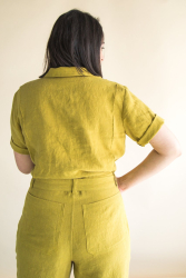 Nærbillede af keddeldragt med korte ærmer set bagfra