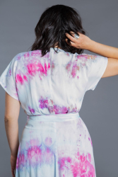 Nærbillede af romantisk lang slå-om-kjole med vidde i skørtet set bagfra