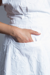 Nærbillede af slå-om-kjole med vidde i skørtet set forfra og med korte ærmer