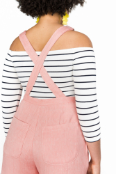 Nærbillede af smækbukser set bagfra.