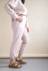 Billede af joggingbukser med høj talje og elastik i livet set fra siden