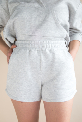 Nærbillede af korte bukser med høj talje og elastik i livet set forfra