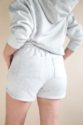 Nærbillede af joggingbukser med høj talje og elastik i livet - kort model set bagfra