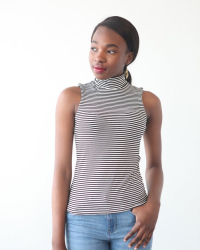 Tætsiddende top med en halv rullekrave til strikstof