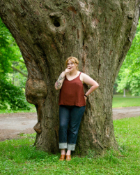 Modelbillede af enkel stroptop i fastvævet stof taget udendørs