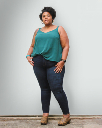 Modelbillede af enkel stroptop i fastvævet stof fra anden vinkel og ny farve