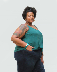 Modelbillede af enkel stroptop i fastvævet stof i stor størrelse fra anden vinkel