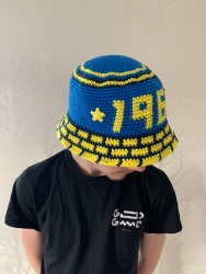 Hæklet bøllehat for Brøndby-fans - blå fra siden